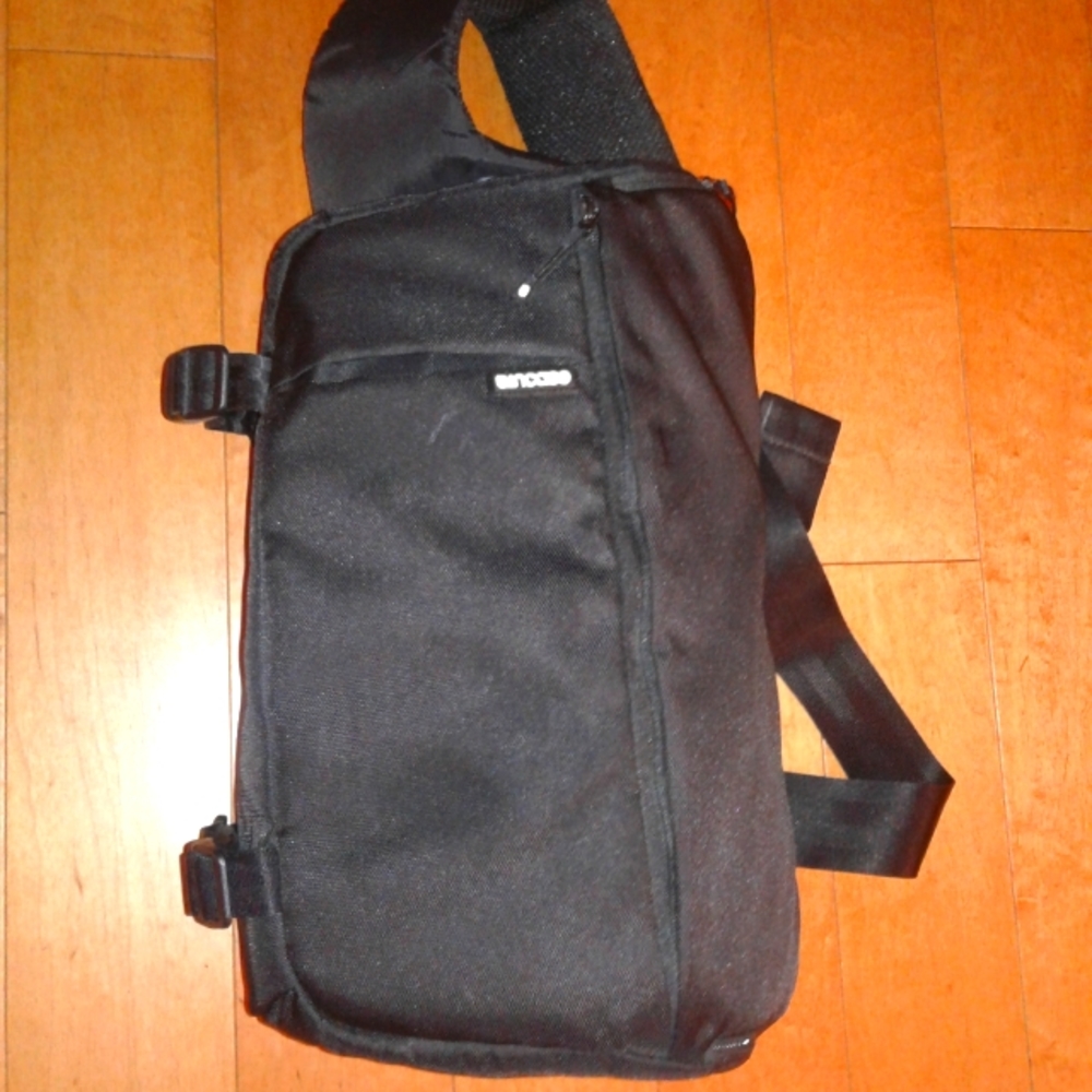 Incase Capture Drone Sling Pack Black DSLR pro Camera Bag 13” MacBook backpack